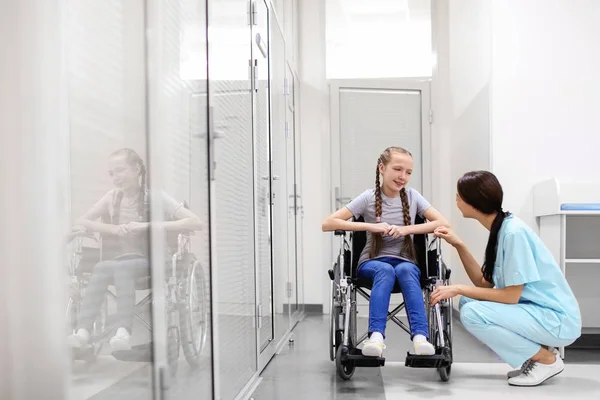 Jovem Médica Cuidando Menina Cadeira Rodas Dentro Casa — Fotografia de Stock
