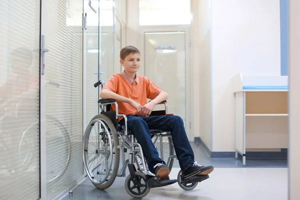 室内で車椅子に座っている少年 — ストック写真