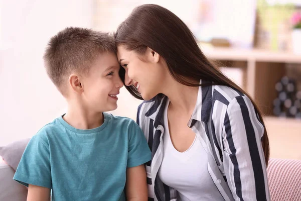 Giovane Donna Con Bambino Casa Adozione Dei Bambini — Foto Stock