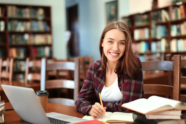 Studente Grazioso Con Libro Che Studia Biblioteca — Foto Stock