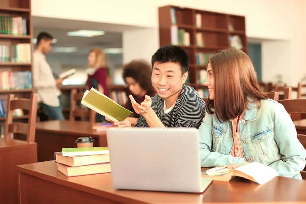 Estudiantes Con Laptop Estudiando Biblioteca — Foto de Stock