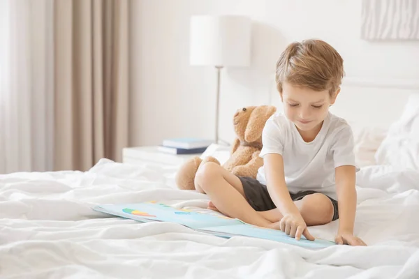 Söt Pojke Läser Bok Sängen Hemma — Stockfoto