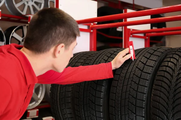 Junger Mechaniker Mit Autoreifen Geschäft — Stockfoto