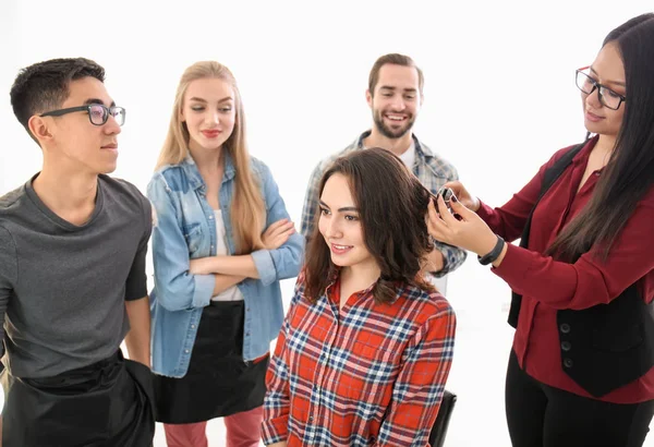 专业美发师和学员在沙龙与客户合作 学徒理念 — 图库照片