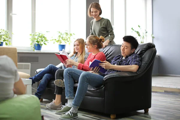 Étudiants Reposant Ensemble Dans Bâtiment Campus — Photo