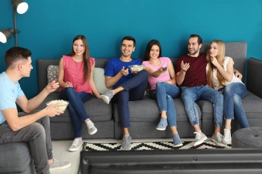 Gençlerin ev sinema film izlemek