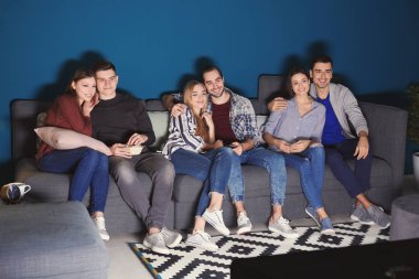 Genç insanlar geceleri ev sinema film izlemek