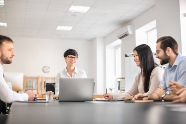 Ofis çalışanları konferans odasında toplantı yapıyor. Finans ticareti