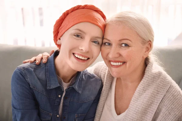 Ώριμη γυναίκα επισκέπτεται την κόρη της με τον καρκίνο σε εσωτερικούς χώρους — Φωτογραφία Αρχείου