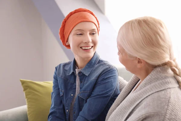 Mature woman visiting her daughter with cancer indoors — Stock Photo, Image