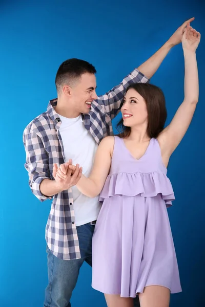 Genç çift birlikte üzerinde dans arka planını renklendirin — Stok fotoğraf