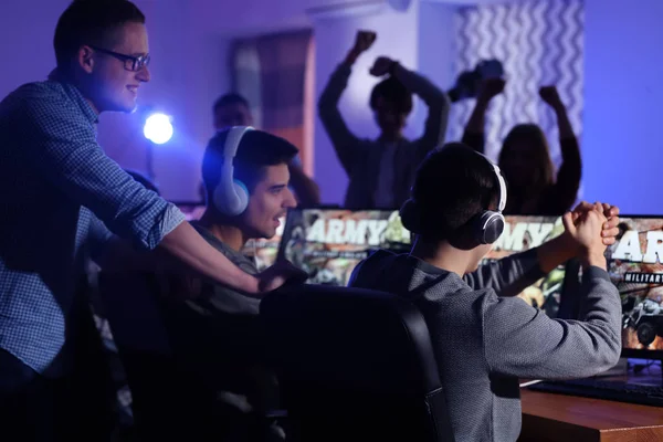 Young people playing video games at tournament — Stock Photo, Image