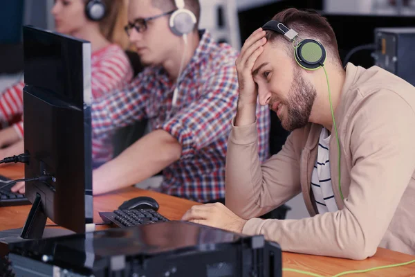 Jovens jogando videogames no torneio — Fotografia de Stock