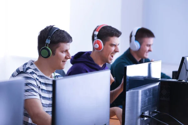 Jovens jogando videogames no torneio — Fotografia de Stock