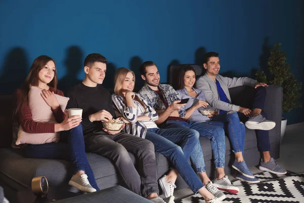 Jongeren kijken naar film in thuisbioscoop nachts — Stockfoto