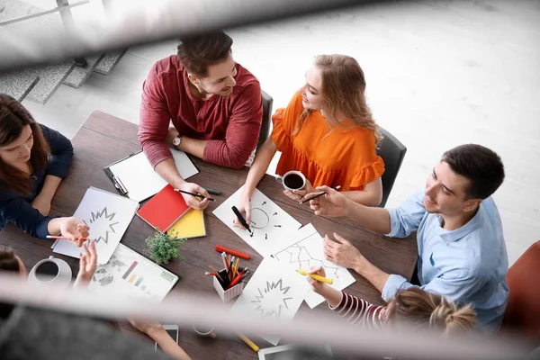 Jóvenes trabajando juntos en proyectos en interiores. Concepto de unidad — Foto de Stock