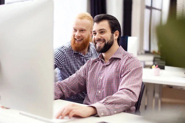 Jeunes travaillant dans un bureau moderne — Photo