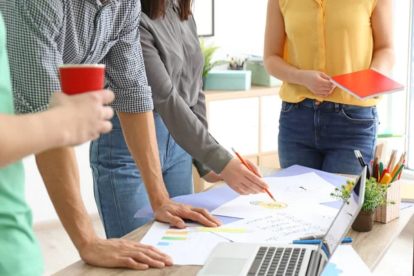 Giovane team che lavora con il piano di marketing in carica — Foto Stock