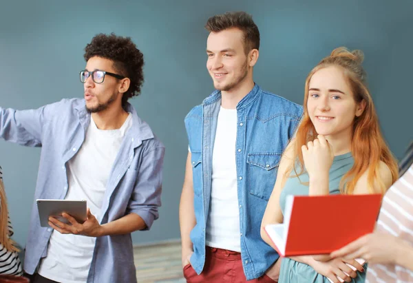 Studenti společně odpočívat v areálu budovy — Stock fotografie