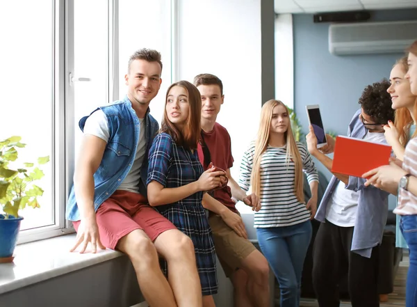 Estudiantes descansando juntos en el edificio del campus — Foto de Stock