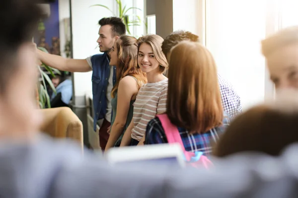 Étudiants se reposant ensemble dans le bâtiment du campus — Photo