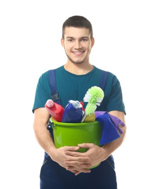 Beyaz arka planda temizlik malzemeleri olan genç bir adam.