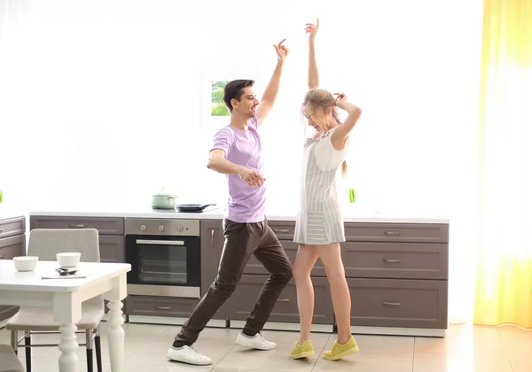 Χαριτωμένο νεαρό ζευγάρι που χορεύει σε εσωτερικούς χώρους — Φωτογραφία Αρχείου