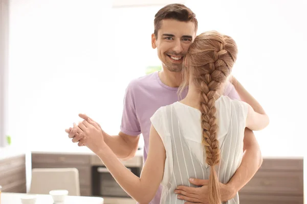 Jeune couple mignon dansant à l'intérieur — Photo