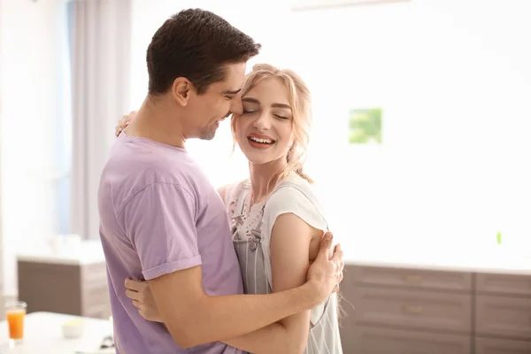 Bonito jovem casal dançando dentro de casa — Fotografia de Stock