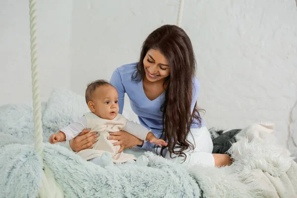 Femme afro-américaine avec son bébé à la maison. Heureux parent — Photo