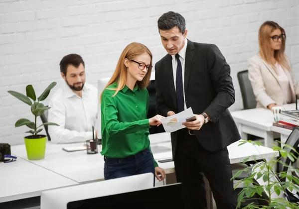 Ungdomar som arbetar i moderna kontors — Stockfoto