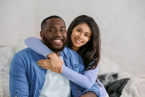 Ευτυχισμένο ζευγάρι Αφρικανικός-Αμερικανός στο σπίτι Φωτογραφία Αρχείου