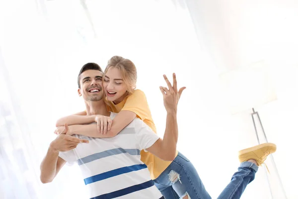 Bonito jovem casal dançando dentro de casa — Fotografia de Stock