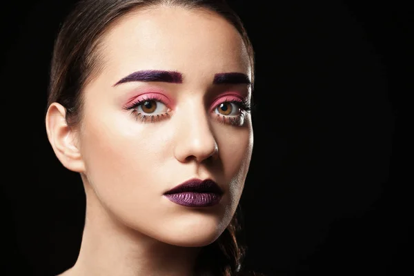 Jeune Femme Avec Sourcils Teints Maquillage Créatif Sur Fond Noir — Photo