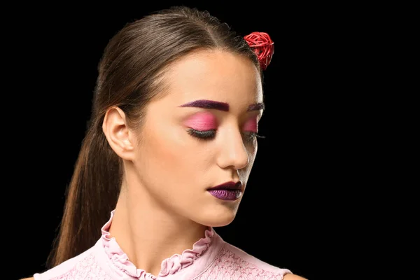 Ung Kvinna Med Färgat Ögonbrynen Och Kreativa Makeup Svart Bakgrund — Stockfoto