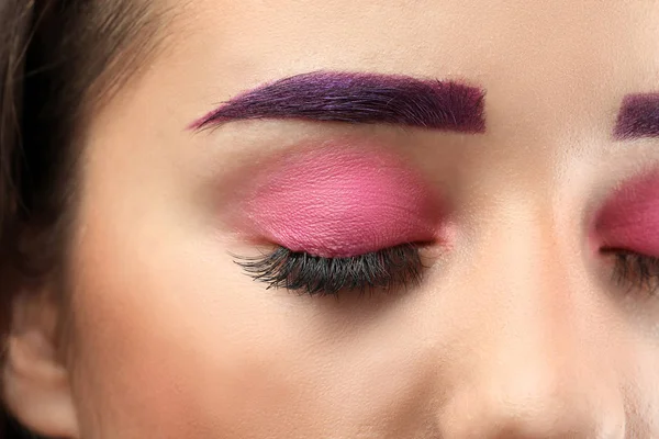 Ung Kvinna Med Färgat Ögonbrynen Och Kreativa Makeup Närbild — Stockfoto