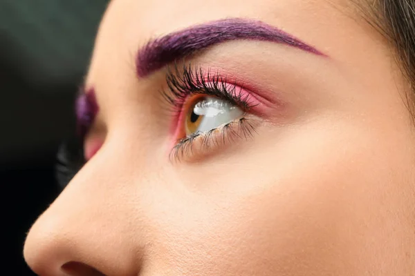 Mujer Joven Con Cejas Teñidas Maquillaje Creativo Primer Plano — Foto de Stock