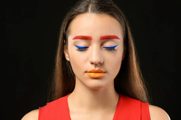 染め眉と黒の背景に創造的な化粧を持つ若い女性 — ストック写真