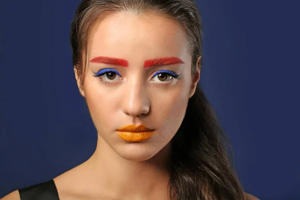 Ung Kvinna Med Färgat Ögonbrynen Och Kreativa Makeup Mörk Bakgrund — Stockfoto