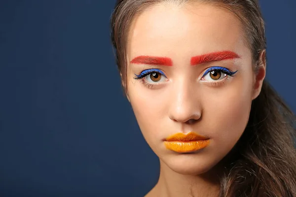 Ung Kvinde Med Farvede Øjenbryn Kreativ Makeup Mørk Baggrund - Stock-foto