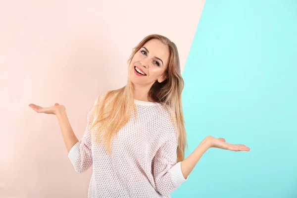 Smuk Smilende Kvinde Poserende Mod Farve Baggrund - Stock-foto