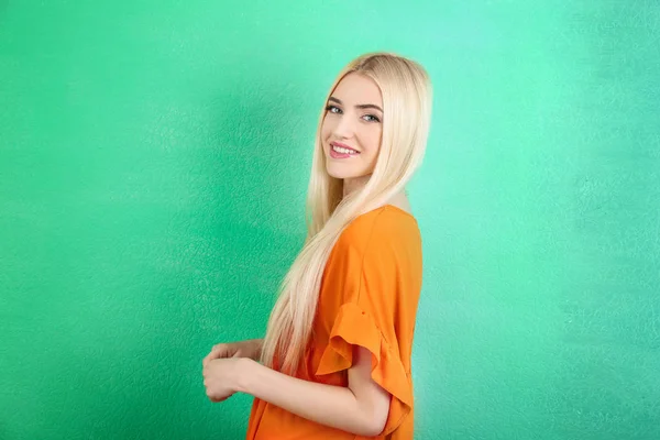 Retrato Una Hermosa Mujer Sonriente Sobre Fondo Color —  Fotos de Stock