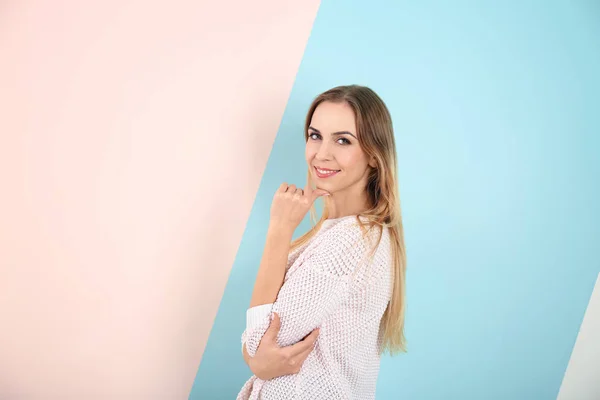 Schöne Lächelnde Frau Posiert Vor Farbigem Hintergrund Stockfoto