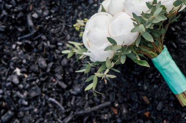 Siyah charcoa, seçici odak üzerinde beyaz peonies buket düğün. Şakayık, boş alan gelin buketi