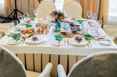 Tablo için düğün ziyafet, seçici odak görev yaptı. Yemek masası üzerinde cam vazoda pembe gül. Tablo ayarı