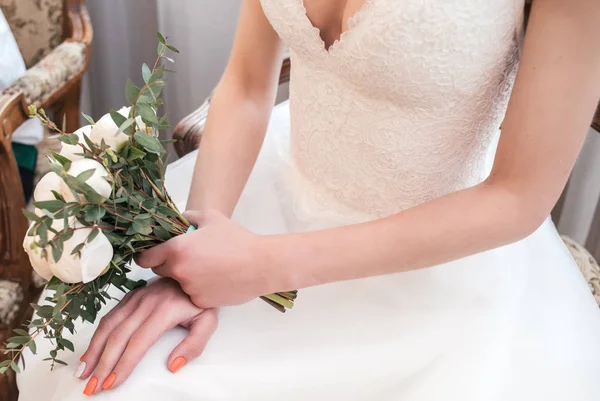 Невеста Белом Свадебным Букетом Белых Пионов Руке — стоковое фото