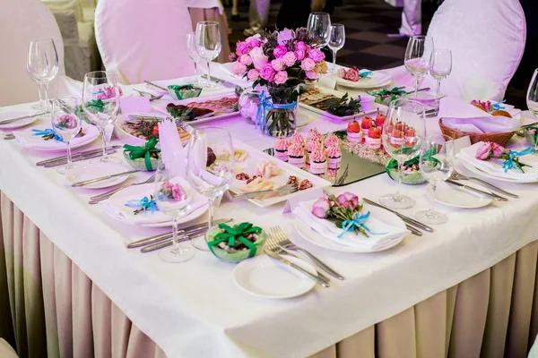 Tablo için düğün ziyafet, seçici odak görev yaptı. Yemek masası üzerinde cam vazoda pembe gül. Tablo ayarı