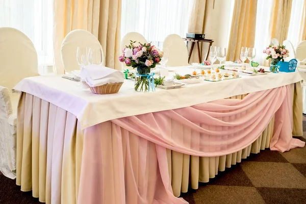 Прекрасный Свадебный Букет Роз Стеклянной Вазе Обеденном Столе Цветочные Свадебные — стоковое фото