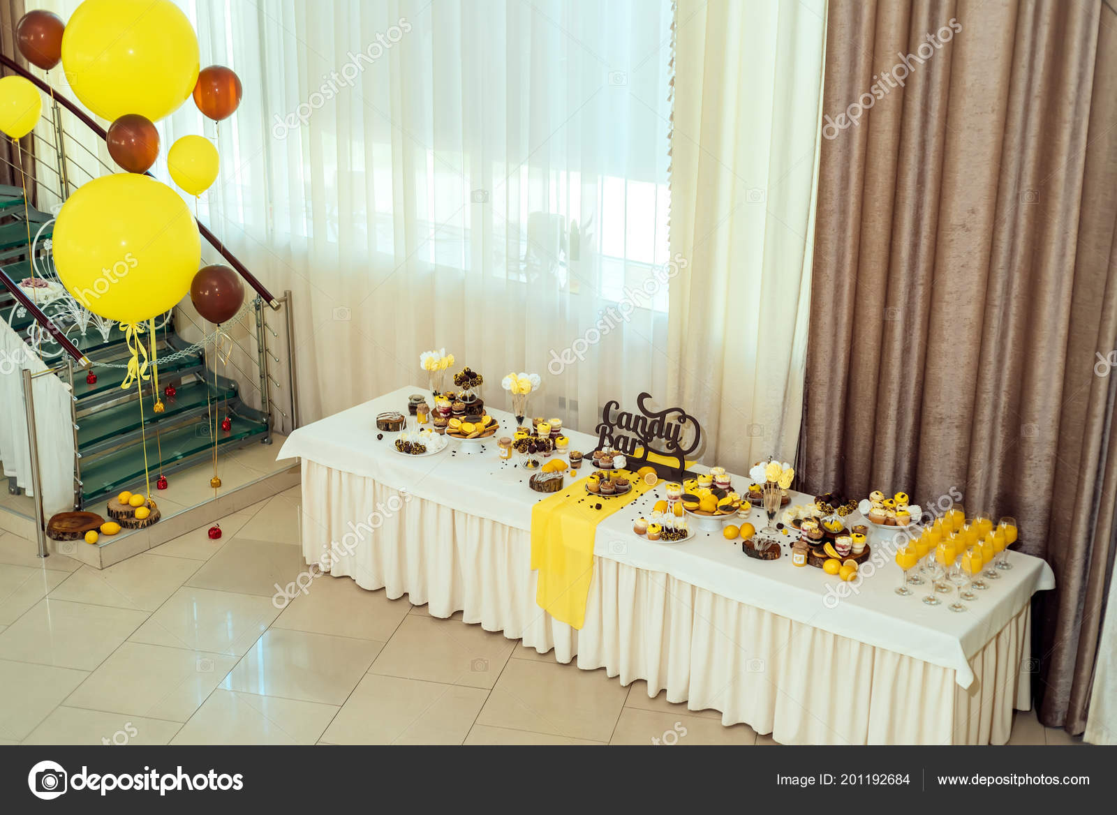 Barra Caramelo Navideño Color Amarillo Marrón Barra Caramelos Boda Servida  — Foto de stock #201192684 © d_duda, image size:1600x1168