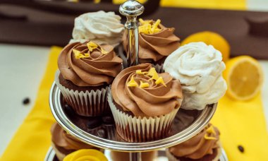Tatil çikolata. Çikolata çikolata ve limon ile cupcakes ile metal kürsüye krem servis